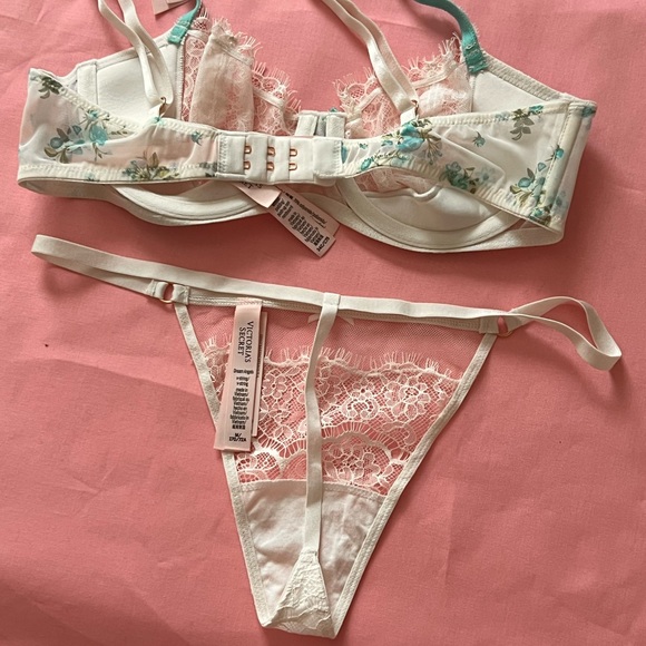 CLEARANCE $84 Victoria’s Secret Unlined Balconette Bra matching V-string… - Picture 4 of 5